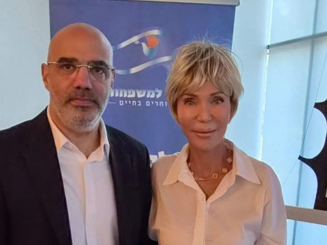 יו״ר עמותת אור למשפחות, עירית אורן גונדרס ומנכ"ל בזק, ניר דוד (יח"צ בזק)